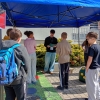 dzieci stoją przed namiotem z grą wielkoformatową