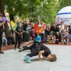 chłopcy tańczą freestyle na macie, w tle publiczność
