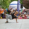 chłopiec tańcz freestyle na macie, w tle publiczność
