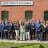 zdjęcie grupowe uczestników wydarzenia, tłum ludzi pozuje do zdjęcia