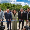 kobieta i 4 mężczyzn przecinają symboliczną wstęgę na otwarcie budynku