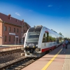budynek dworca kolejowego i pociąg na stacji