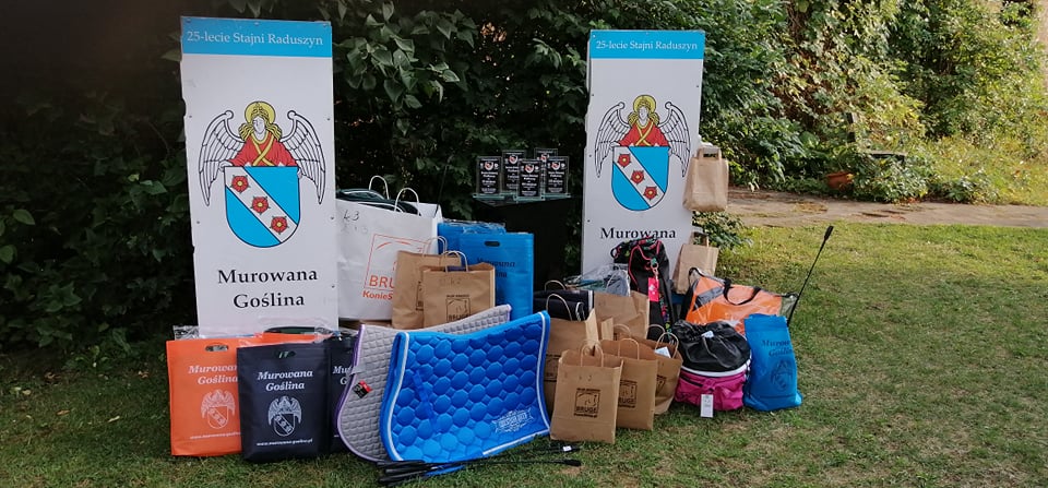 banery z herbem Murowanej Gośliny, dookoła poustawiane torby z nagrodami w zawodach