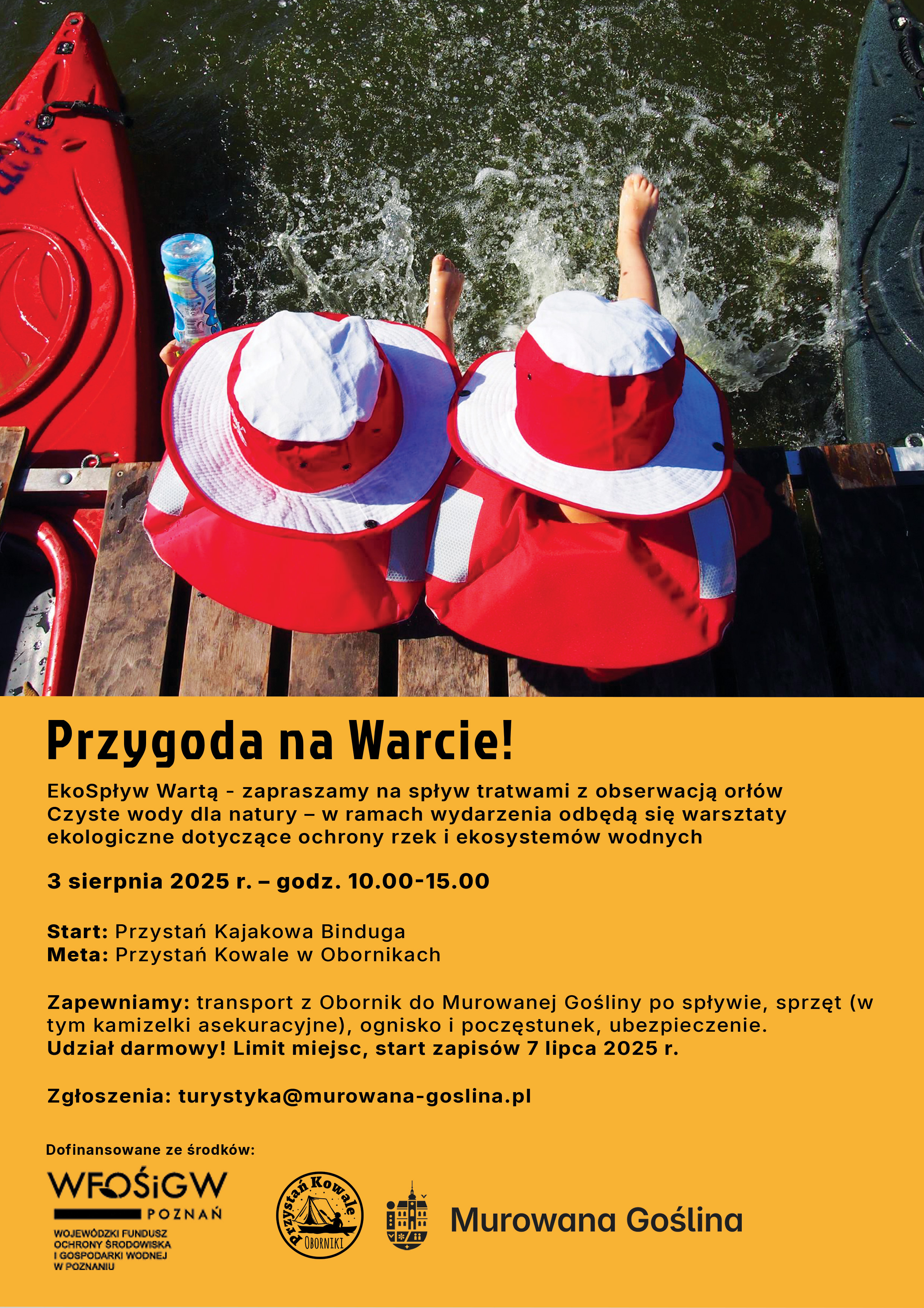 dwie postaci siedzące na pomoście trzymające nogi nad wodą