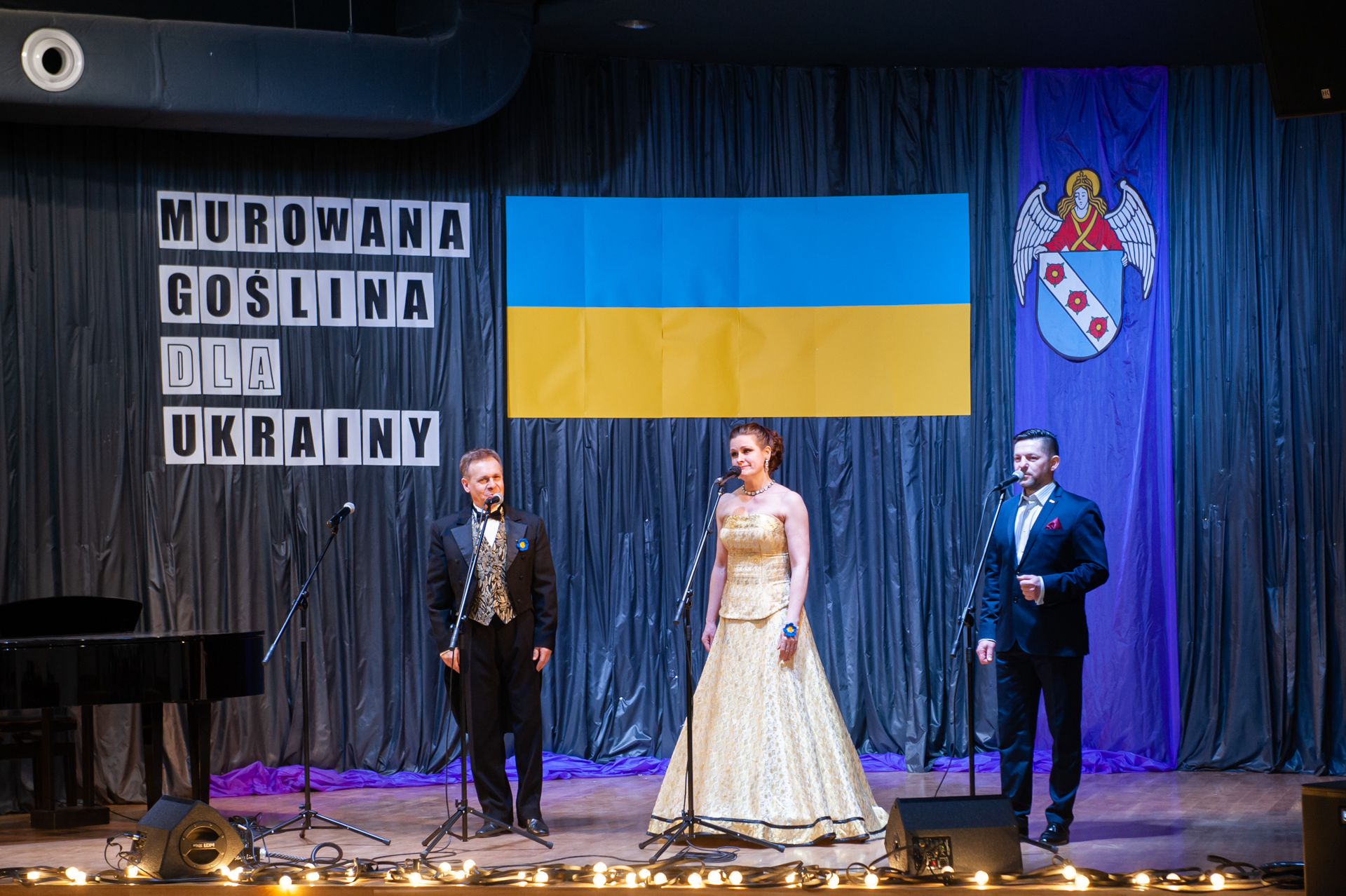artyści na scenie podczas "Murowana Goślina dla Ukrainy"
