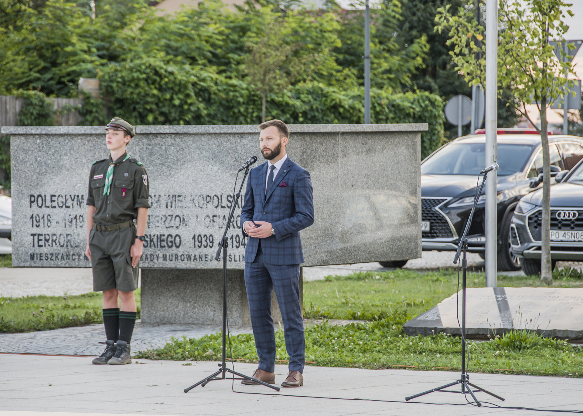 zastępca burmistrza przemawia pod pomnikiem