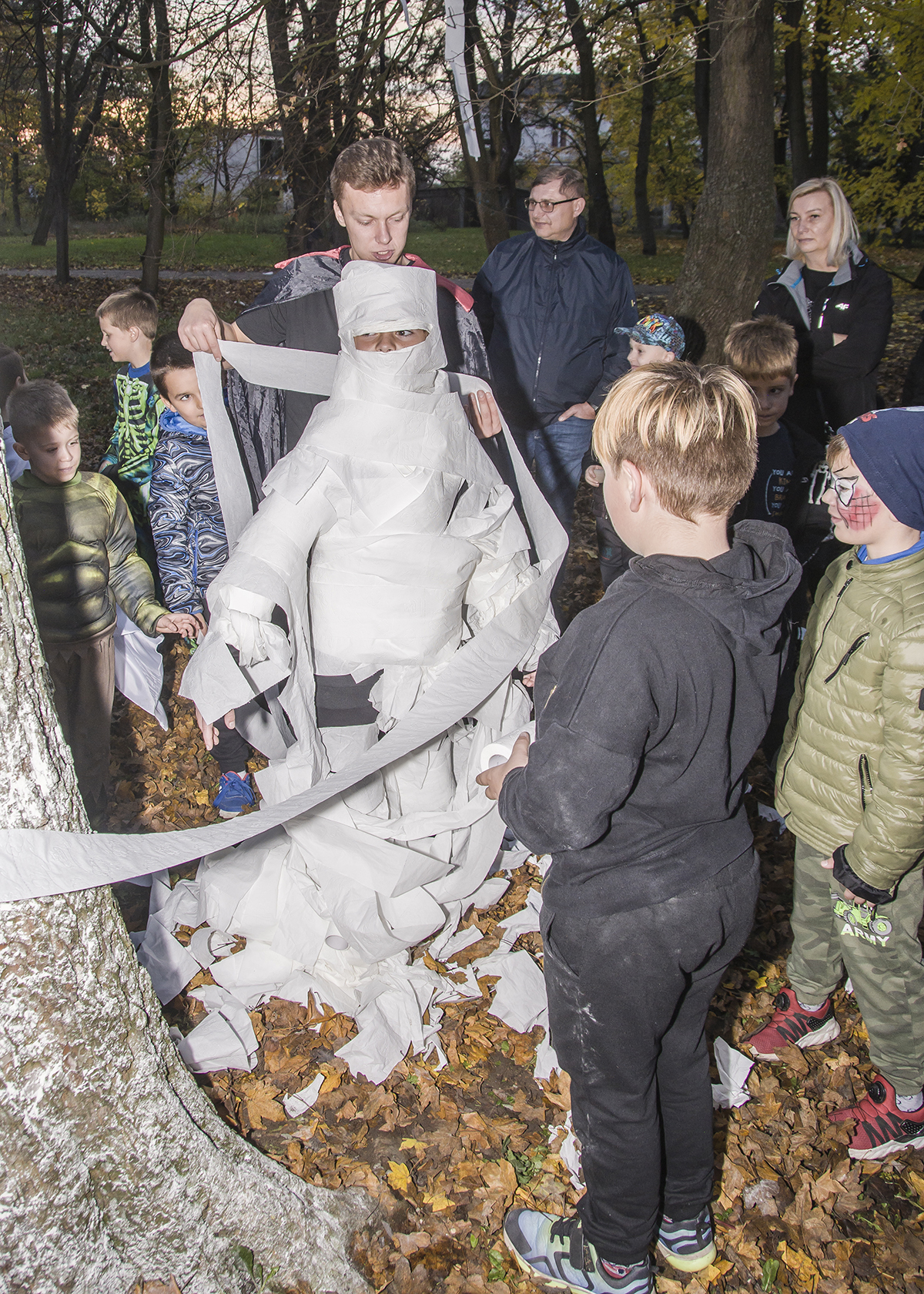 owijanie chłopca w papier toaletowy - mumia