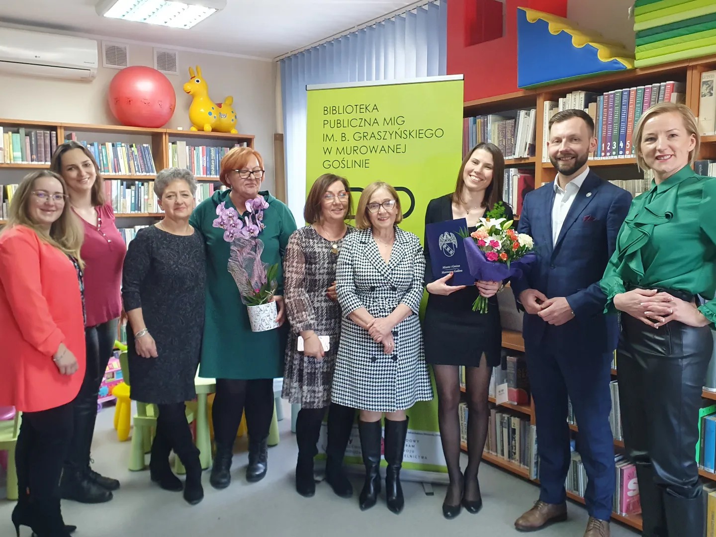 pracownicy biblioteki z władzami Gminy