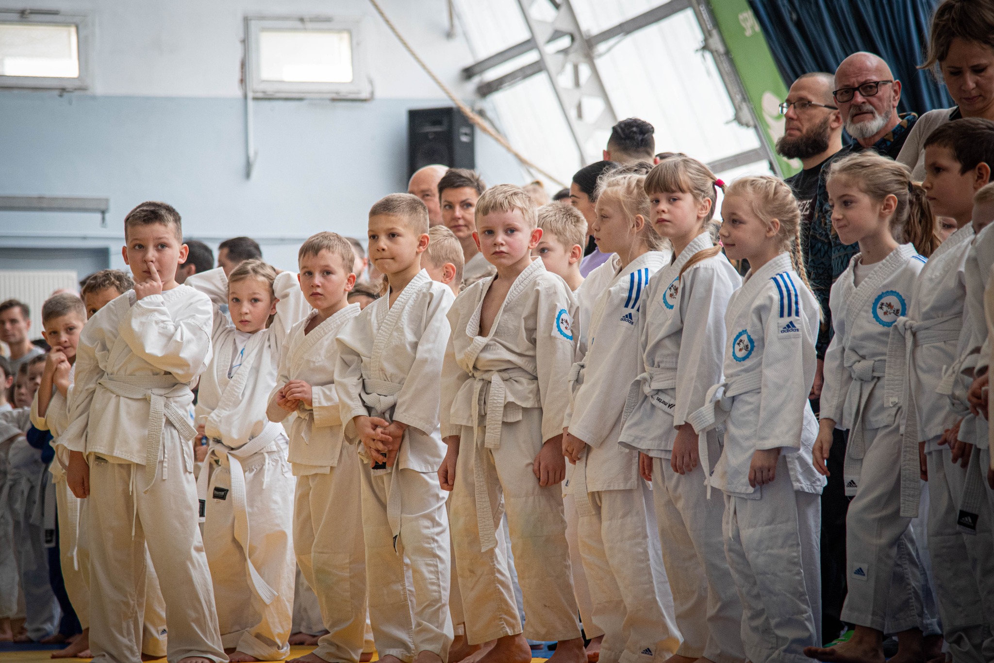 młodzi judocy w charakterystycznych dla tej dyscypliny sportu strojach