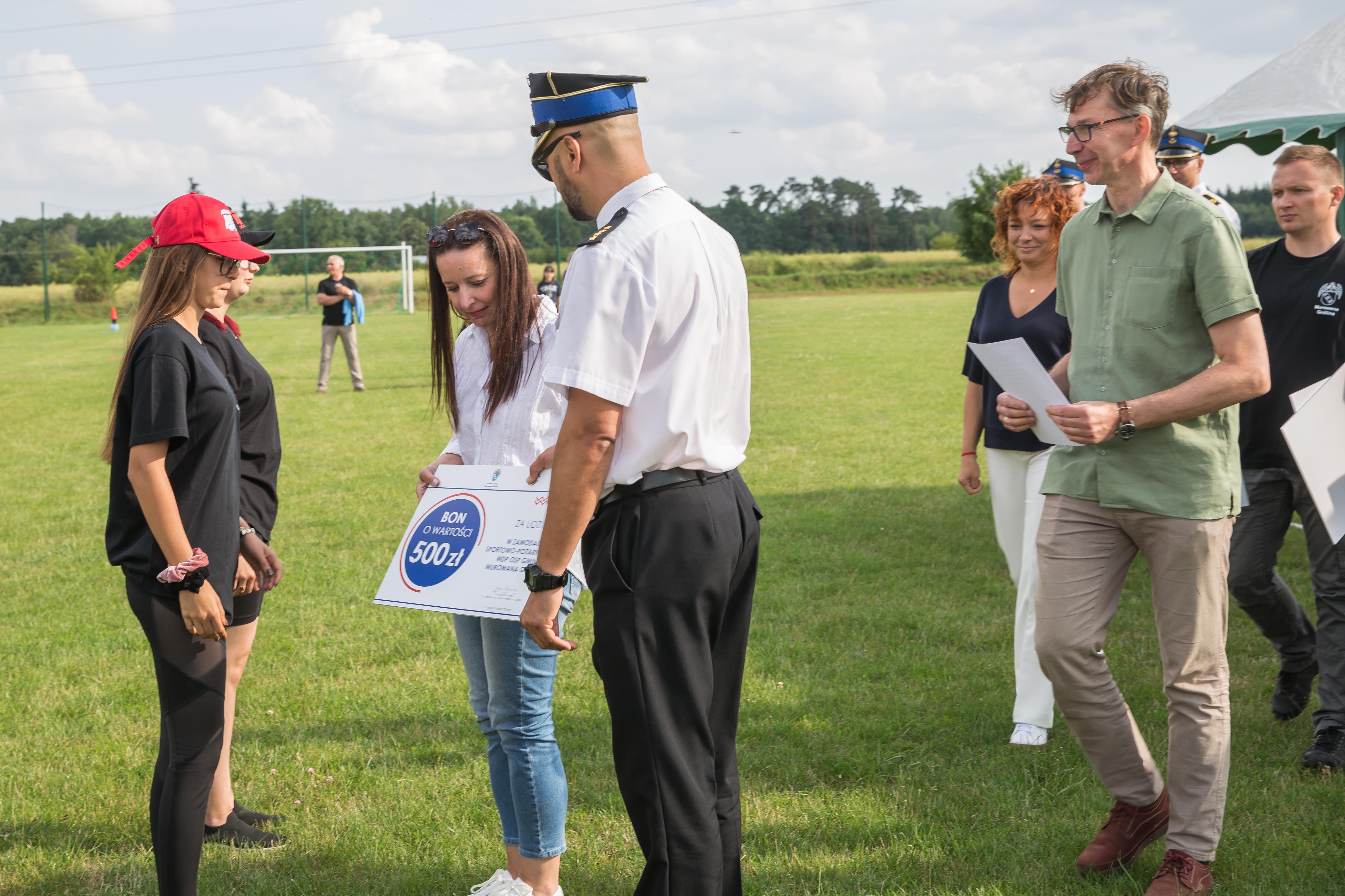 wręczanie dyplomów przez burmistrz