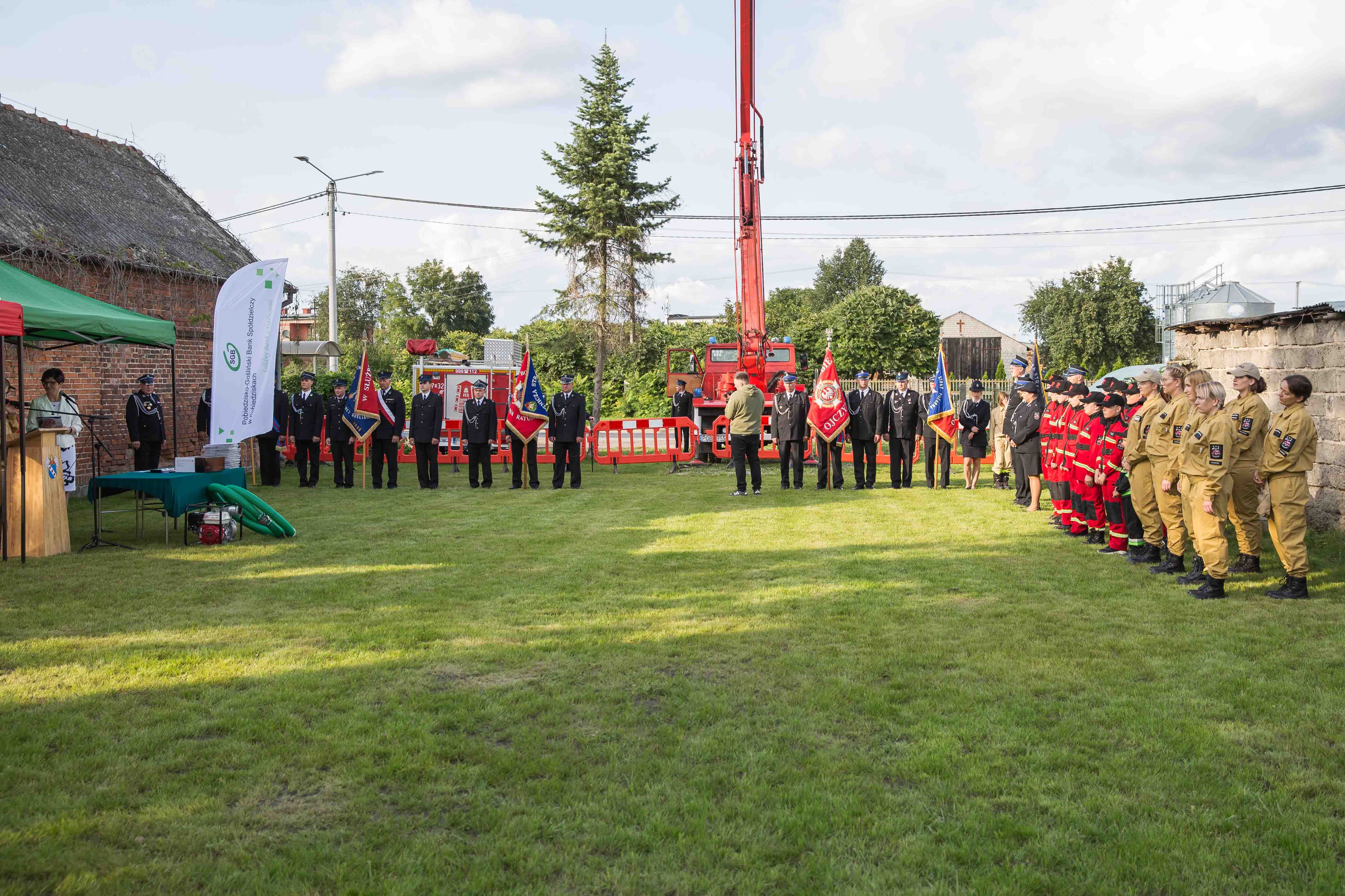 zbiórka strażaków i gości na uroczystości na boisku