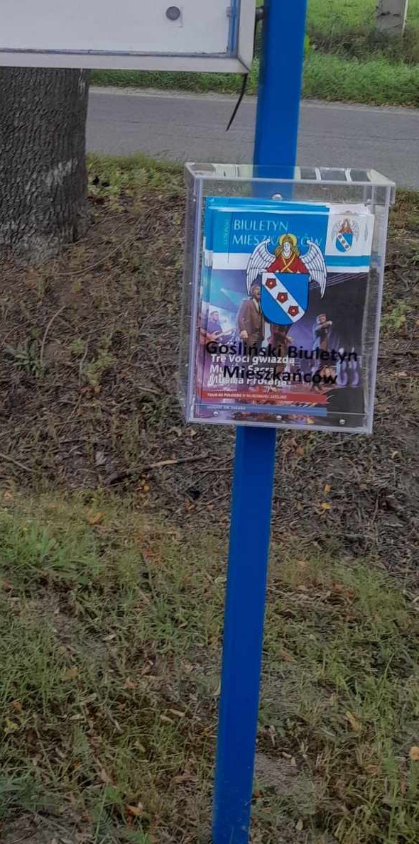 [obraz] skrzynka z biuletynami wewnątrz