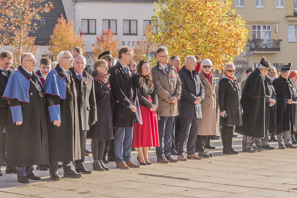 włądze gminy i mieszkańcy zebrani na placu