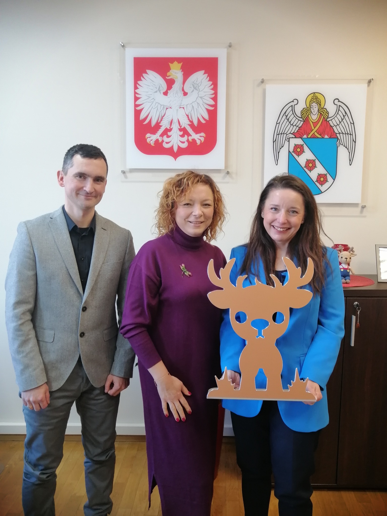 [obraz] burmistrz z osobami przekazującymi figurkę Murgosia