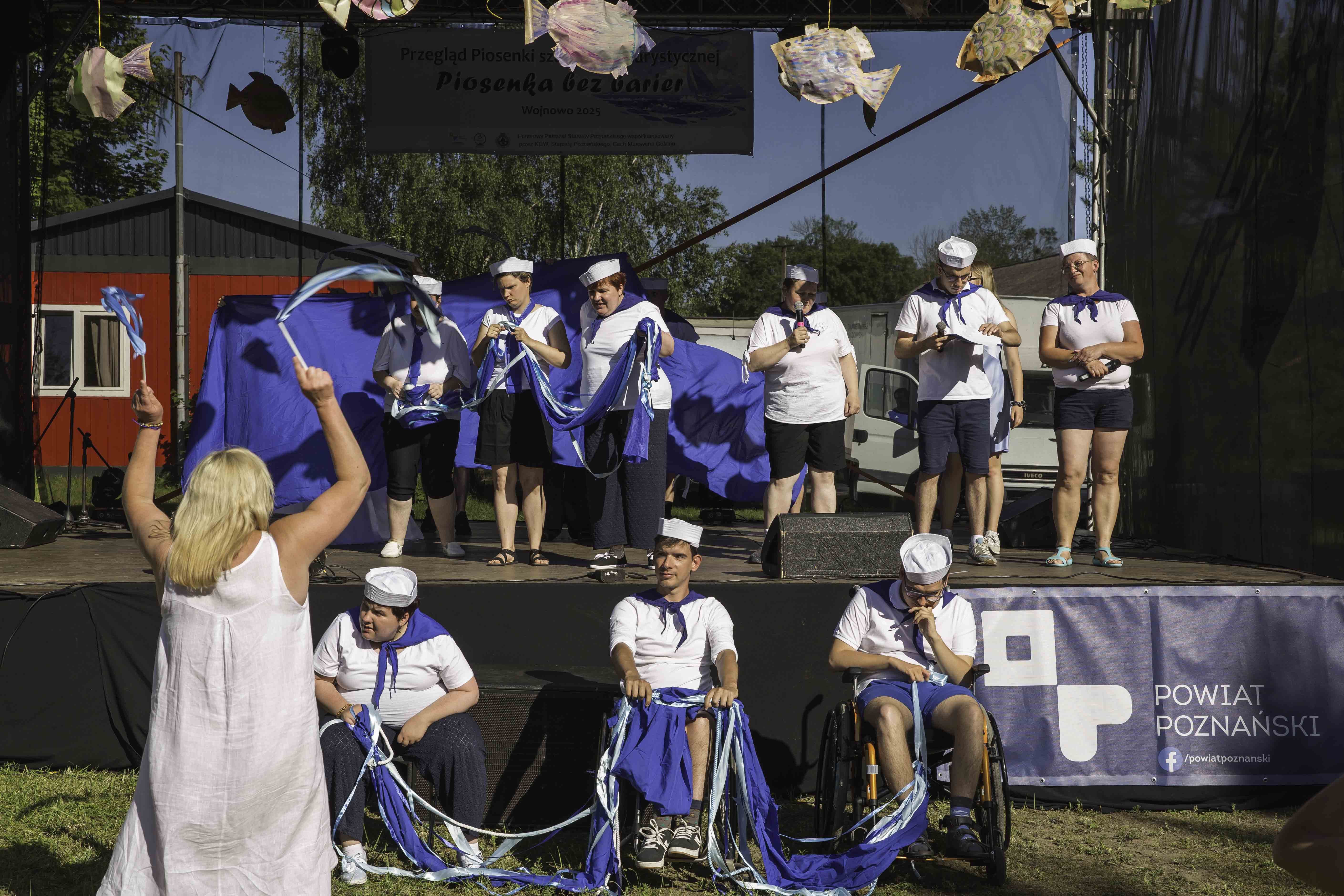 [obraz] grupa artystów na scenie