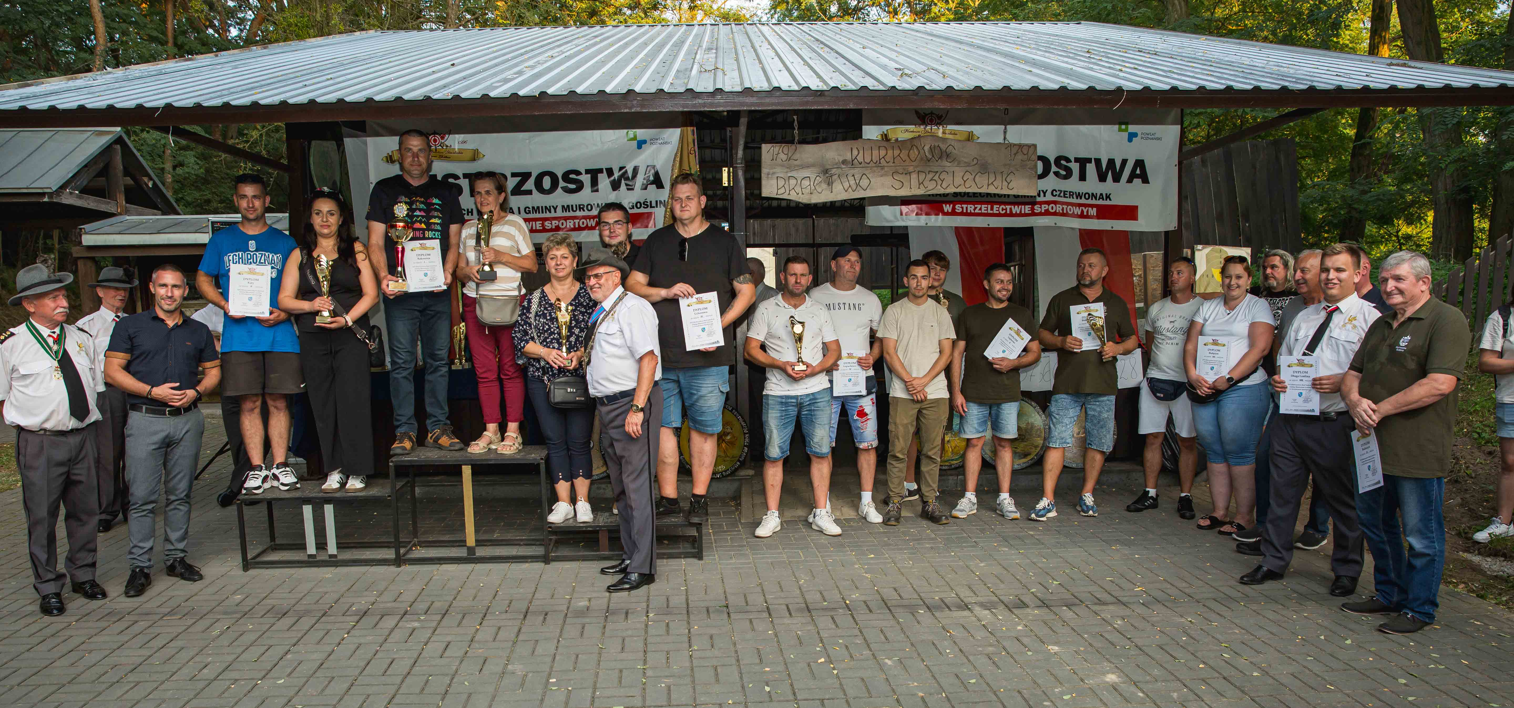 [obraz] grupa ludzi pozuje