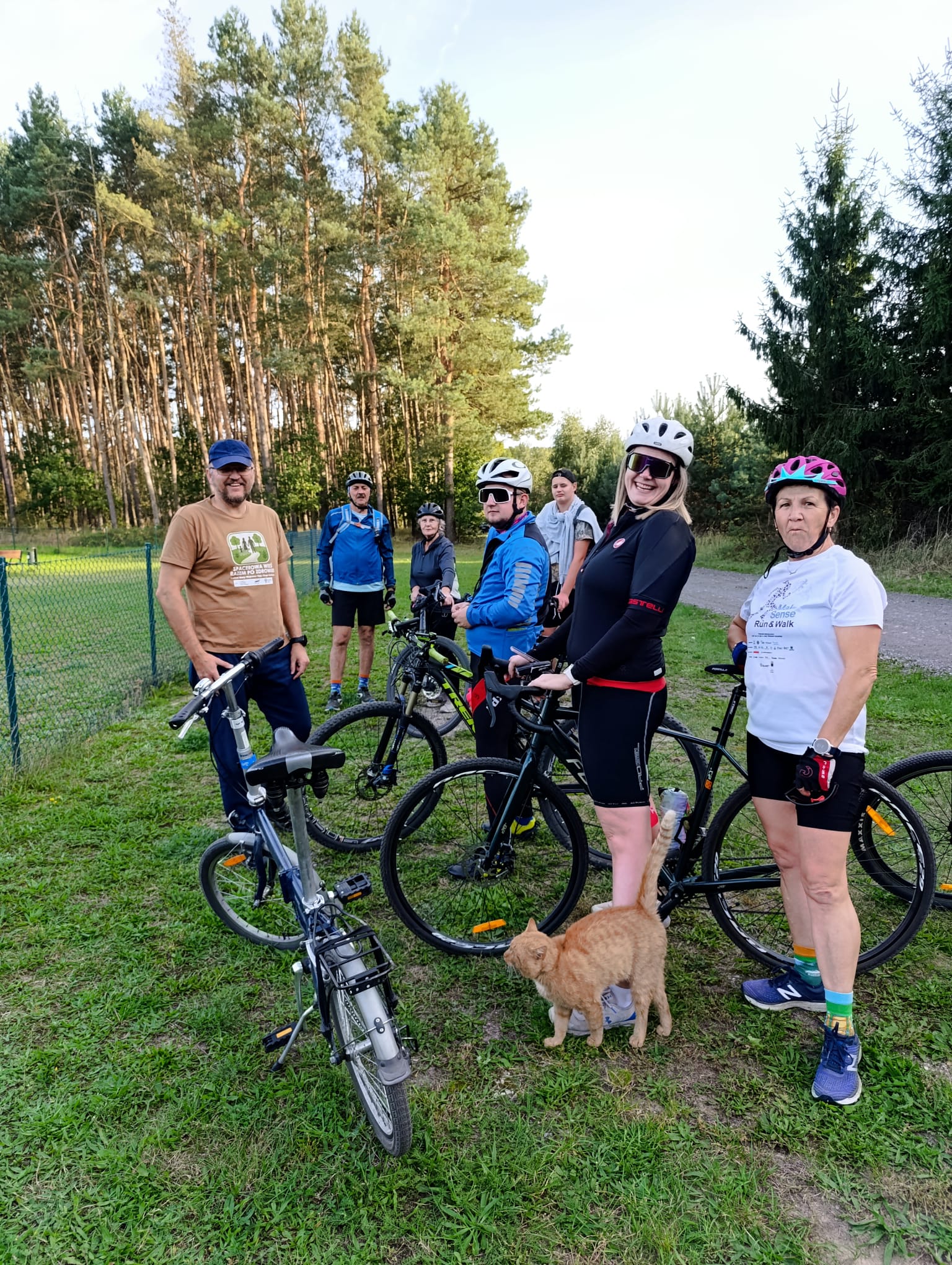 [obraz] grupa osób przy rowerach