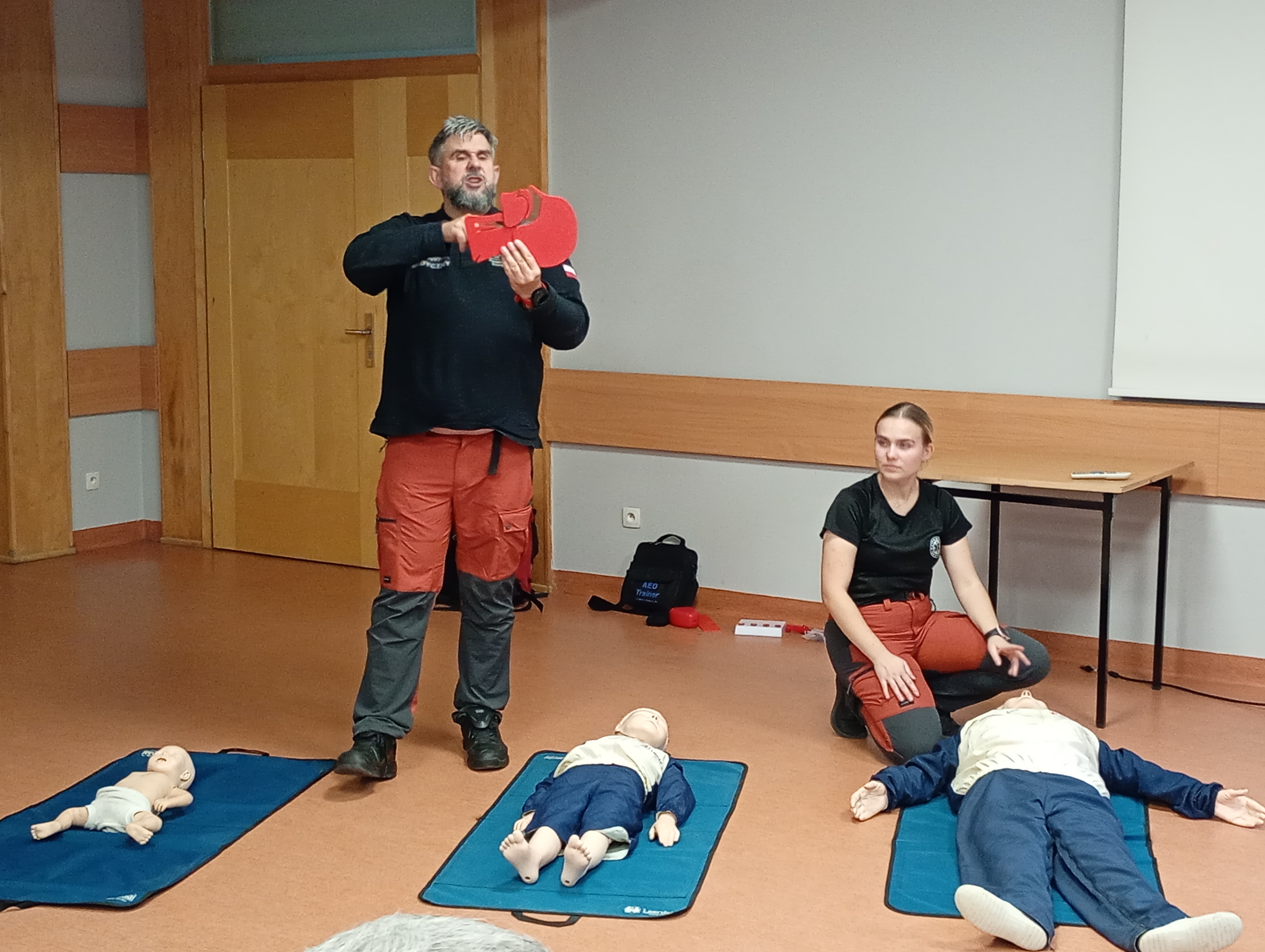 [obraz] ratownik medyczny demonstruje na modelu działanie dróg oddechowych