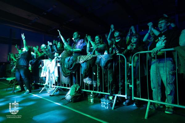 [obraz] publiczność pod sceną