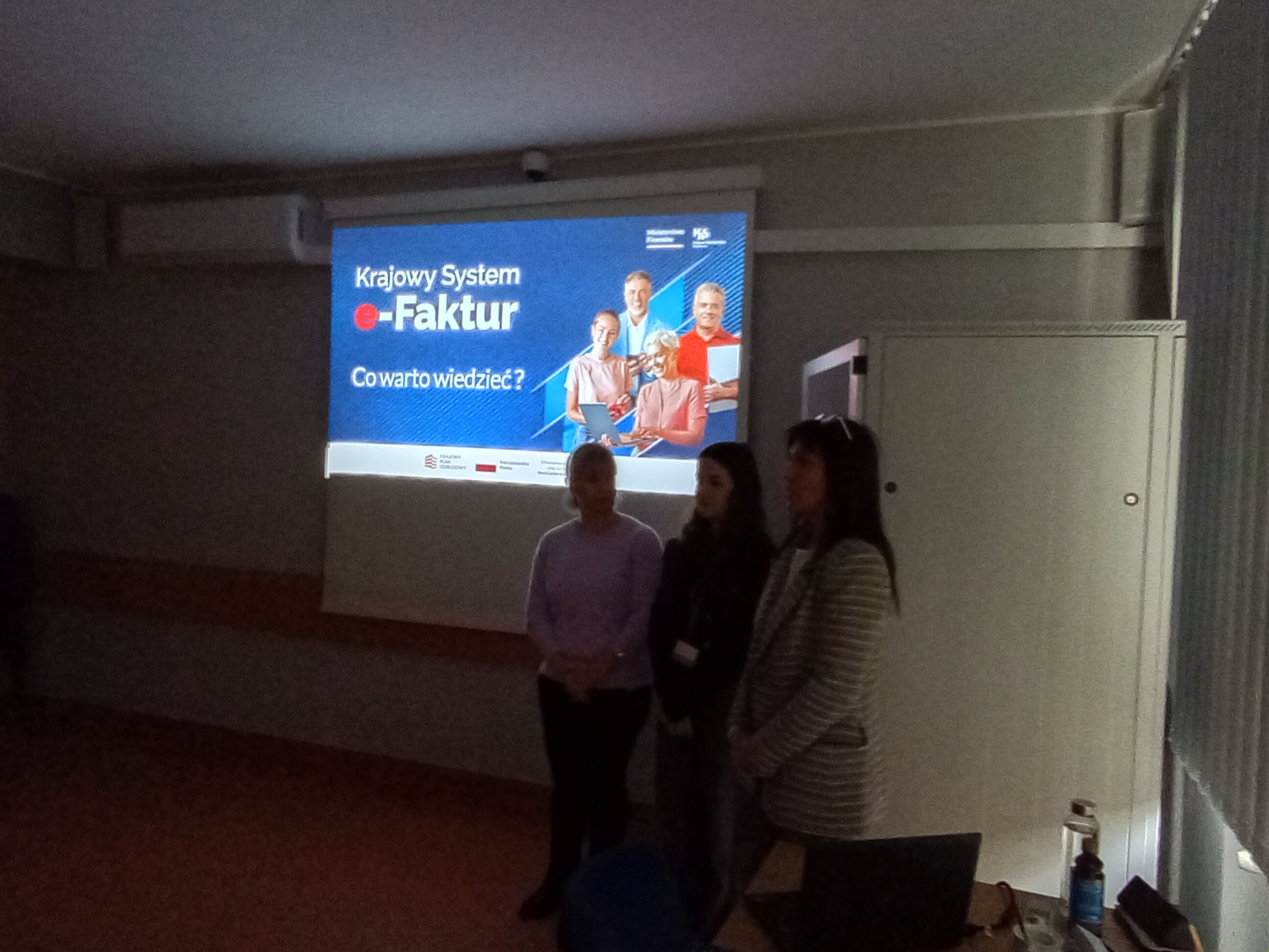 [obraz] trzy kobiety przy ekranie z prezentacją