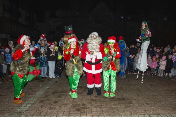[obraz] Św. Mikołaj i kilka postaci w świątecznych przebraniach