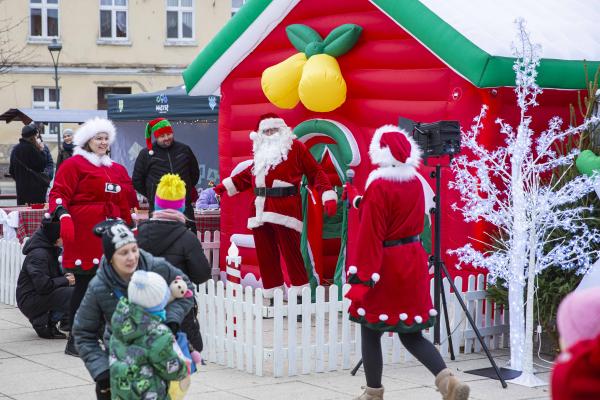 [obraz] świąteczne animacje na placu z udziałem przebranych postaci, w tym, św. Mikołaja