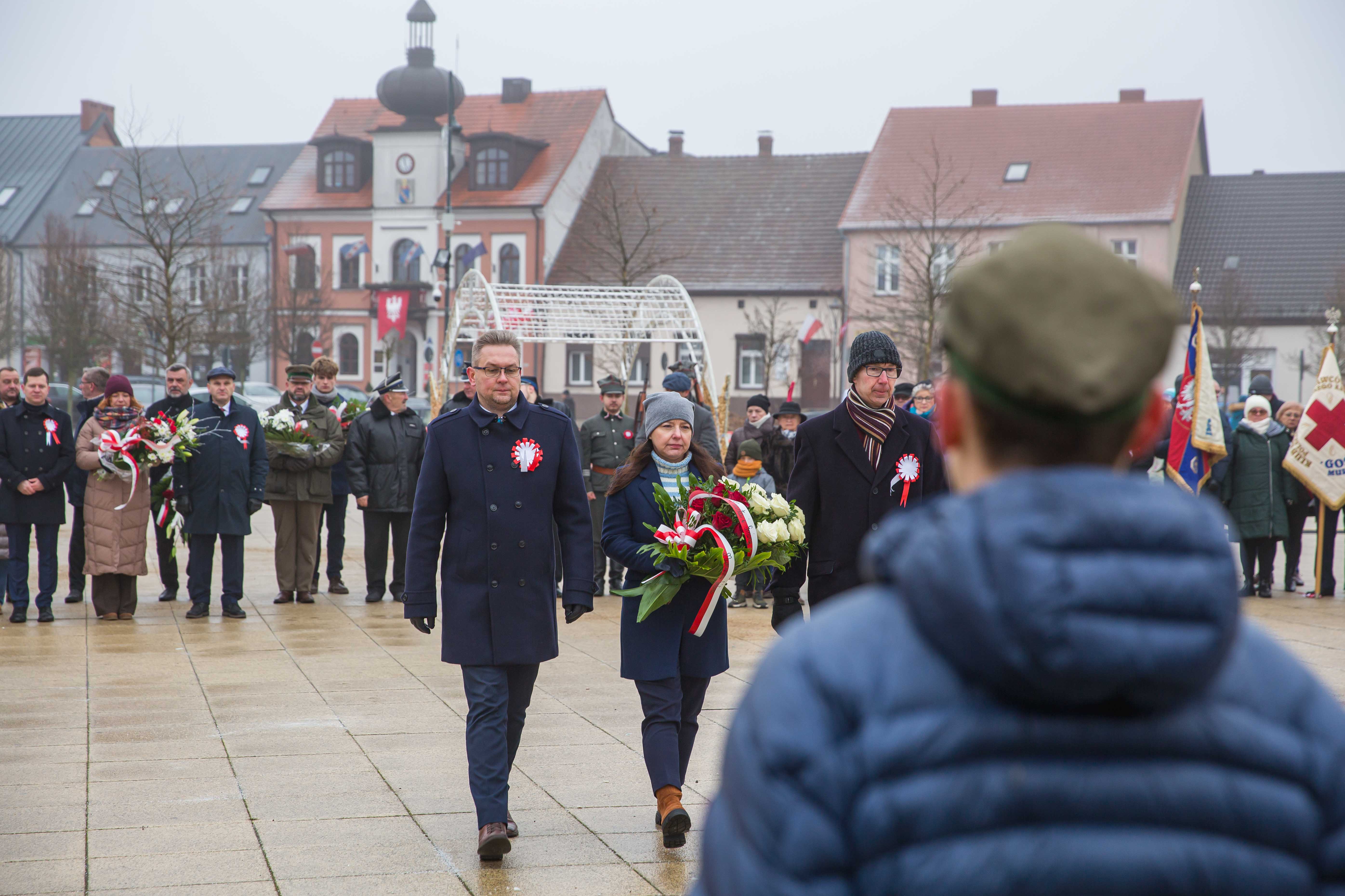 [obraz] delegacja władz miasta z kwiatami