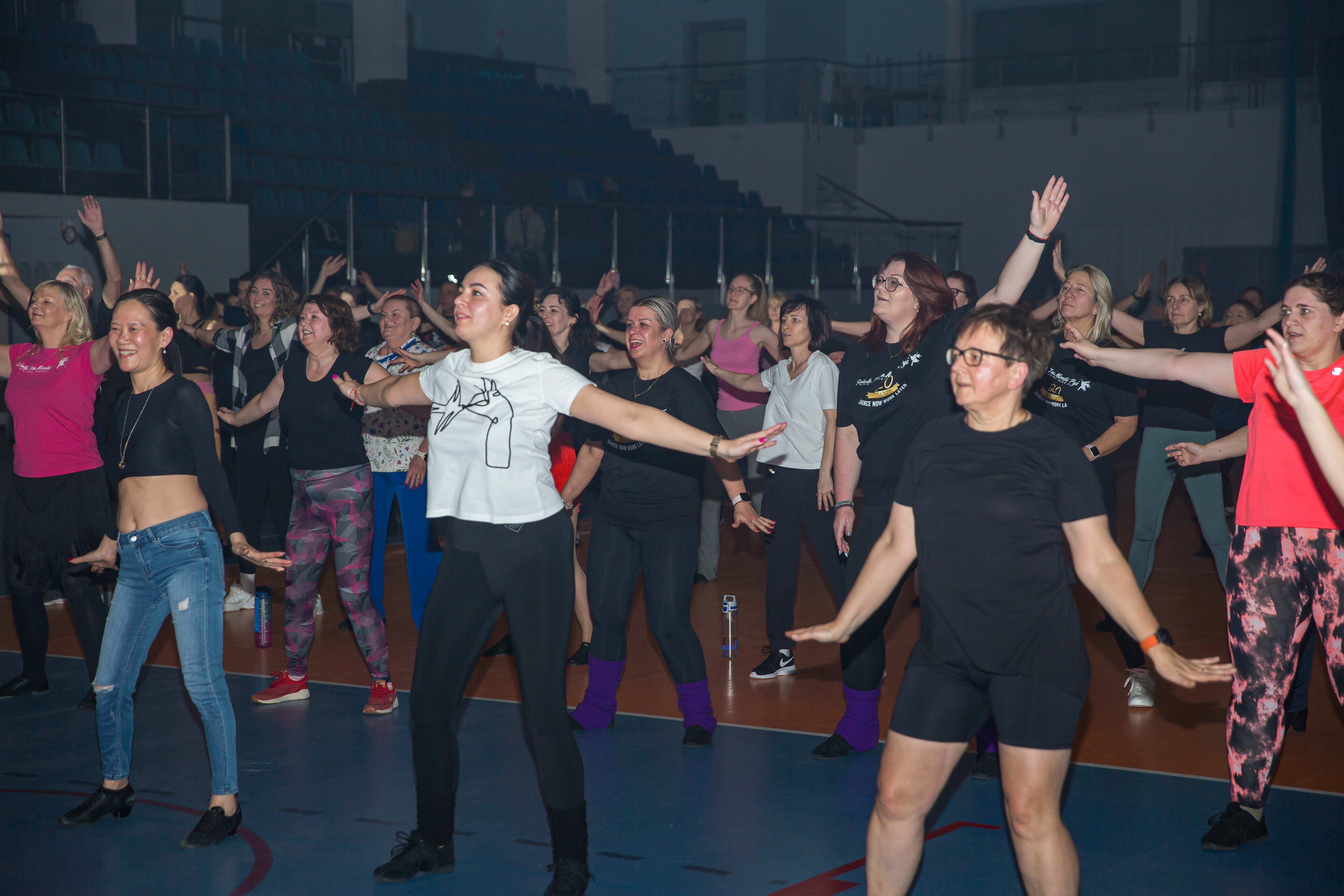 [obraz] ludzie tańczą na parkiecie