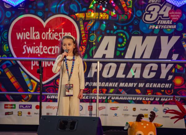 [obraz] dziewczynka śpiewa na scenie