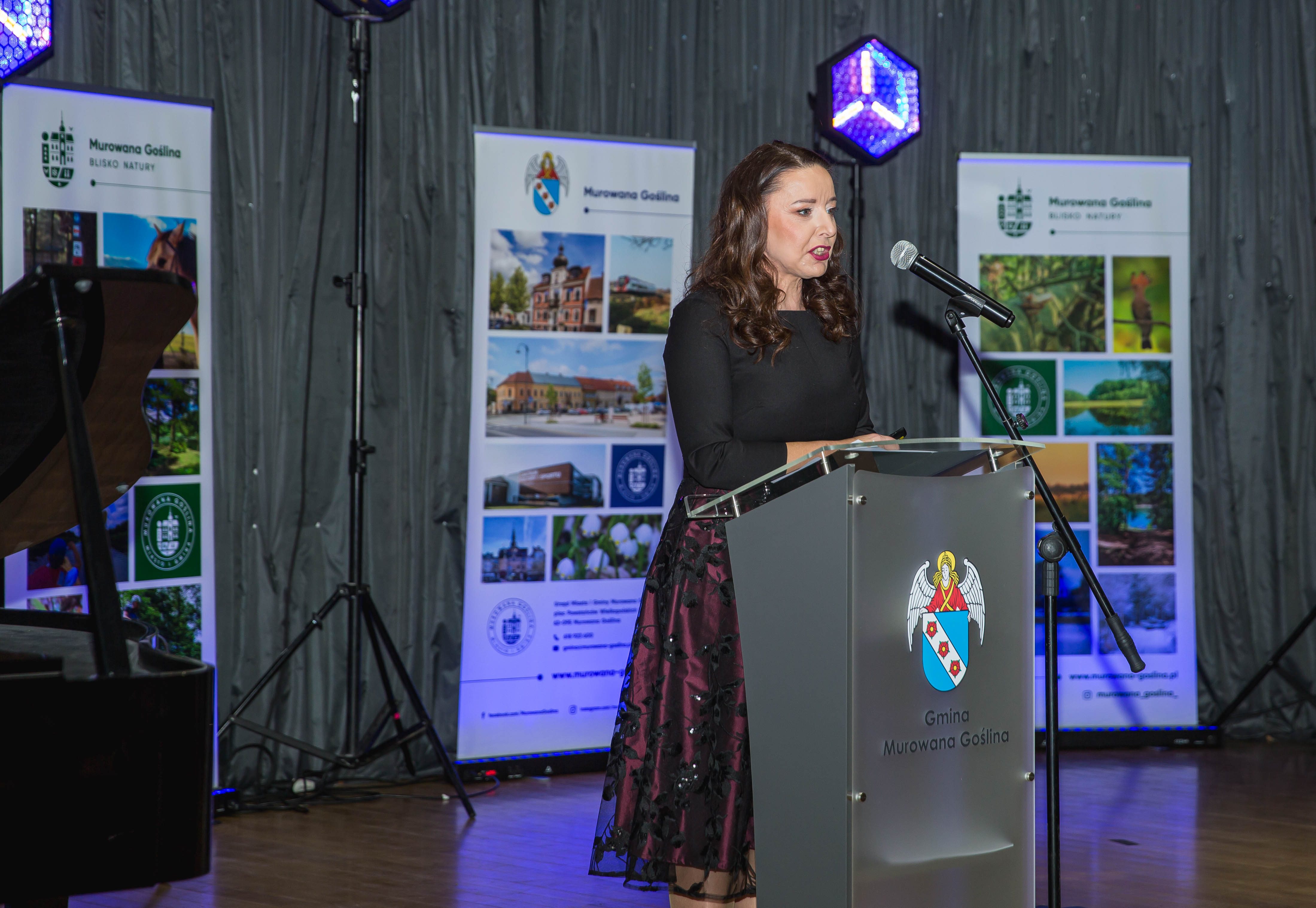 [obraz] kobieta przy mównicy