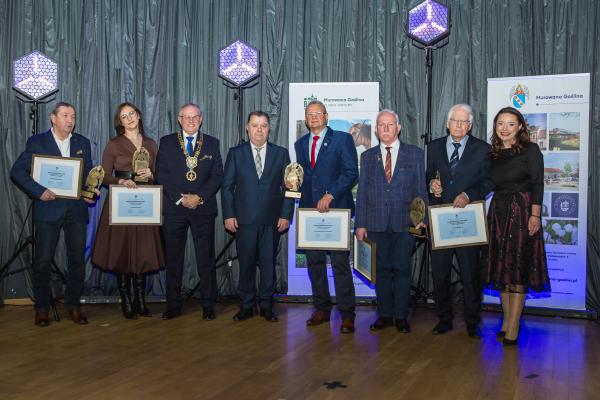 zdjęcie grupowe wyróżnionych przedsiębiorców