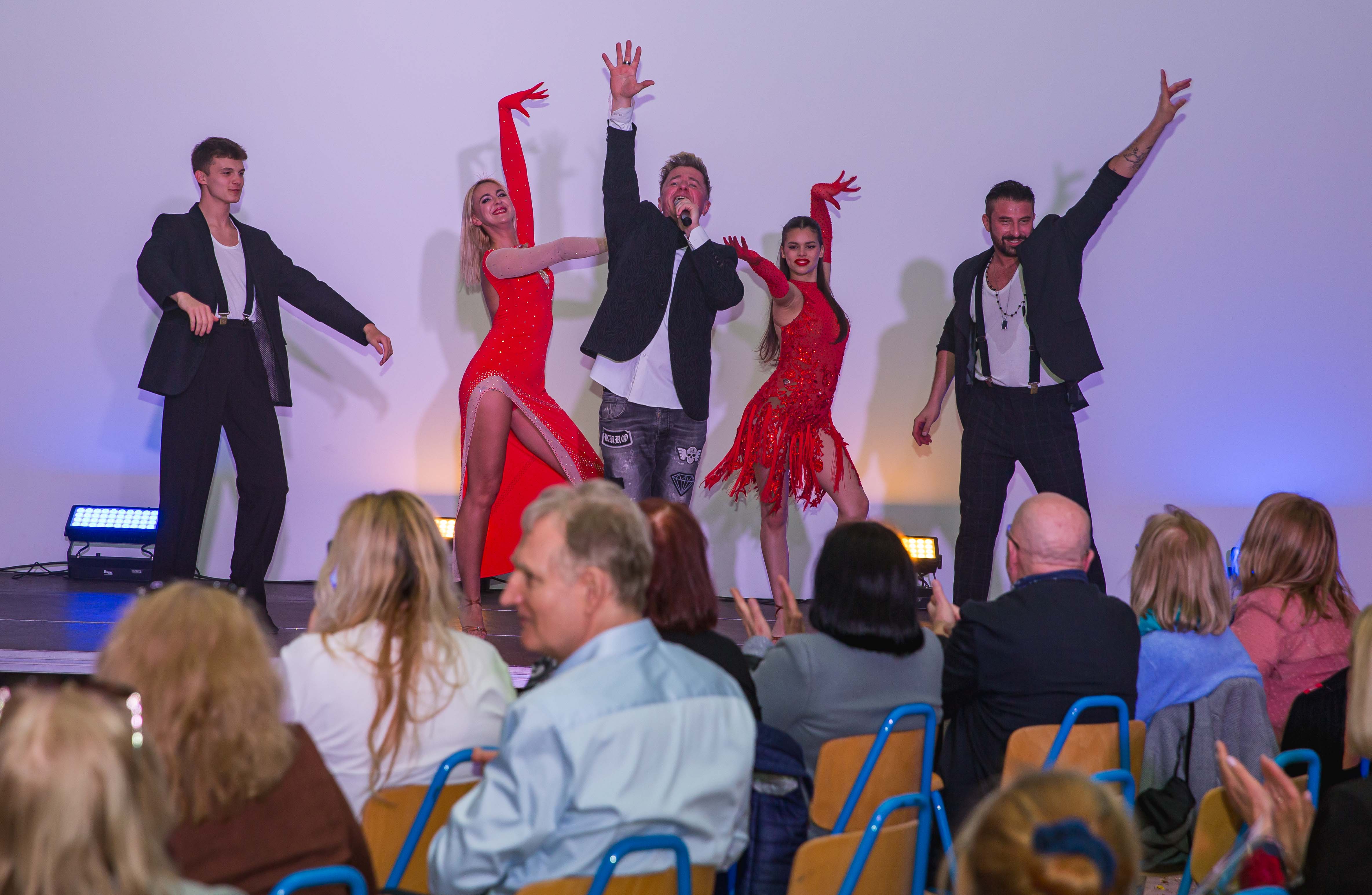 [obraz] artyści w tanecznej porze pozują przed publicznoscią