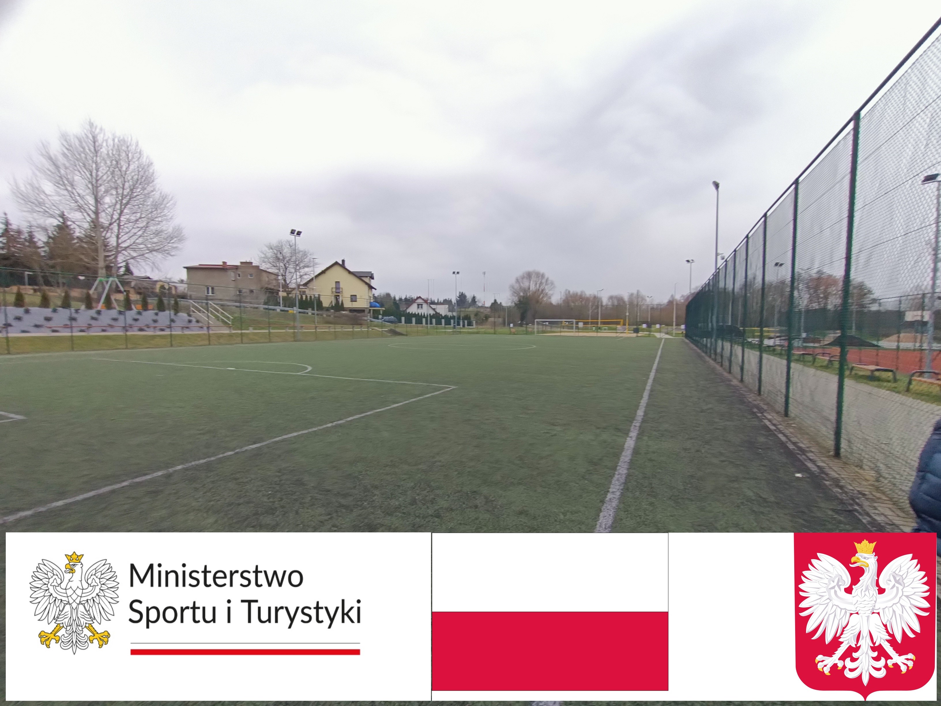[obraz] boisko sportow i logotypy: flaga i godło RP oraz napis Ministerstwo Sportu i Turystyki