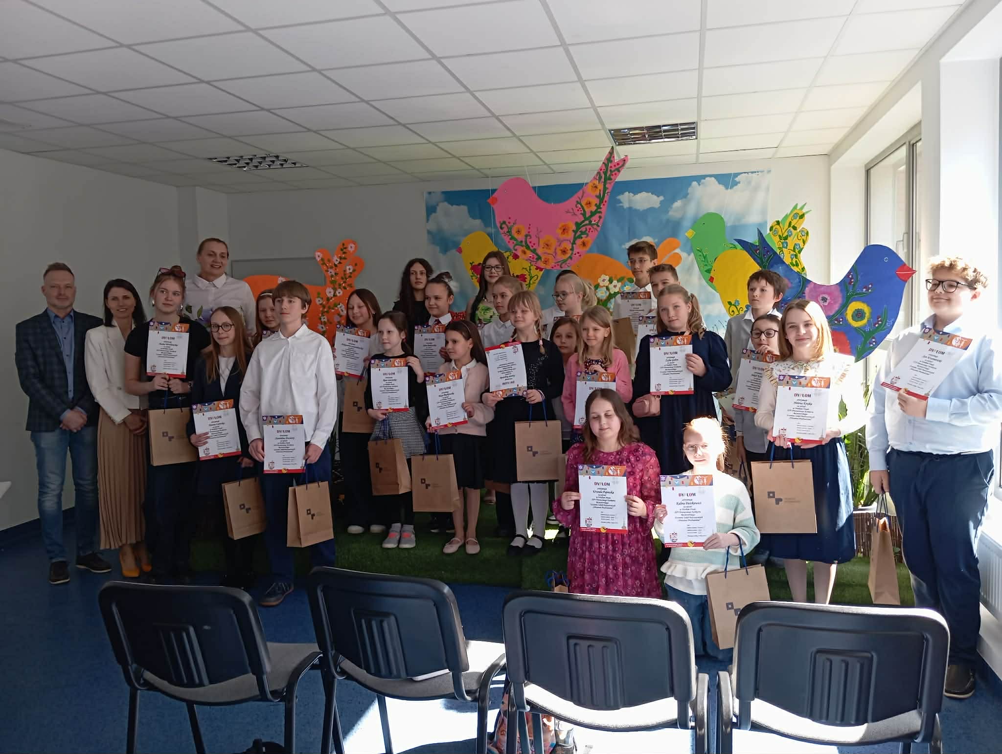 [obraz] Wielki Finał  - wszyscy uczestnicy konkursu i jurorzy pozują do zdjęcia.