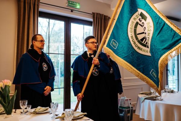 [obraz] mężczyzna trzyma sztandar