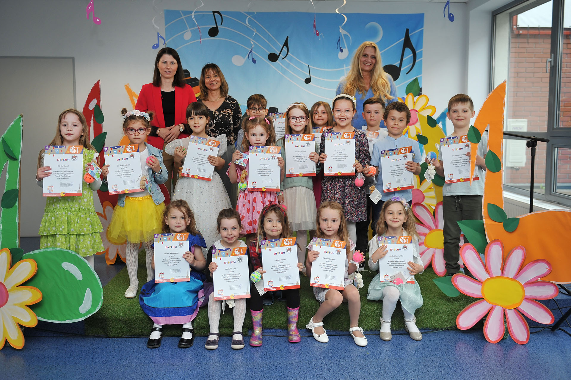 [obraz] Jury z laureatami festiwalu pozuje do zdjęcia